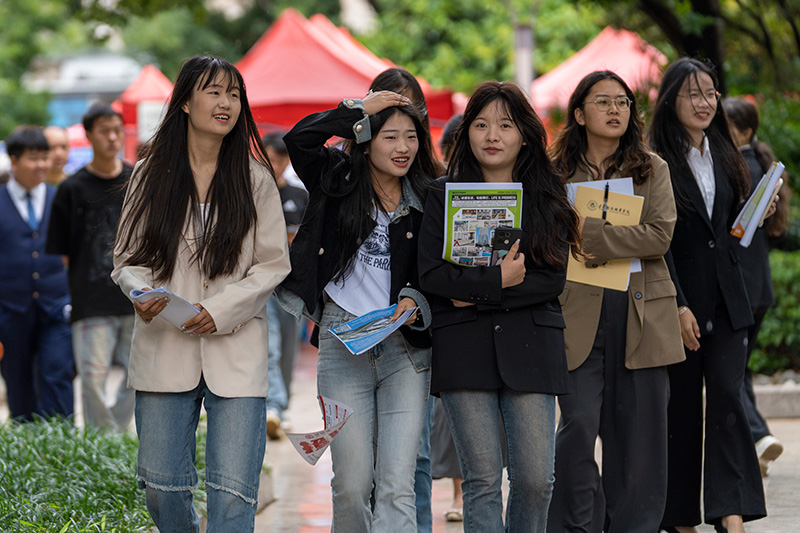 学生赶赴招聘会现场。半岛体育登录,半岛体育平台供图